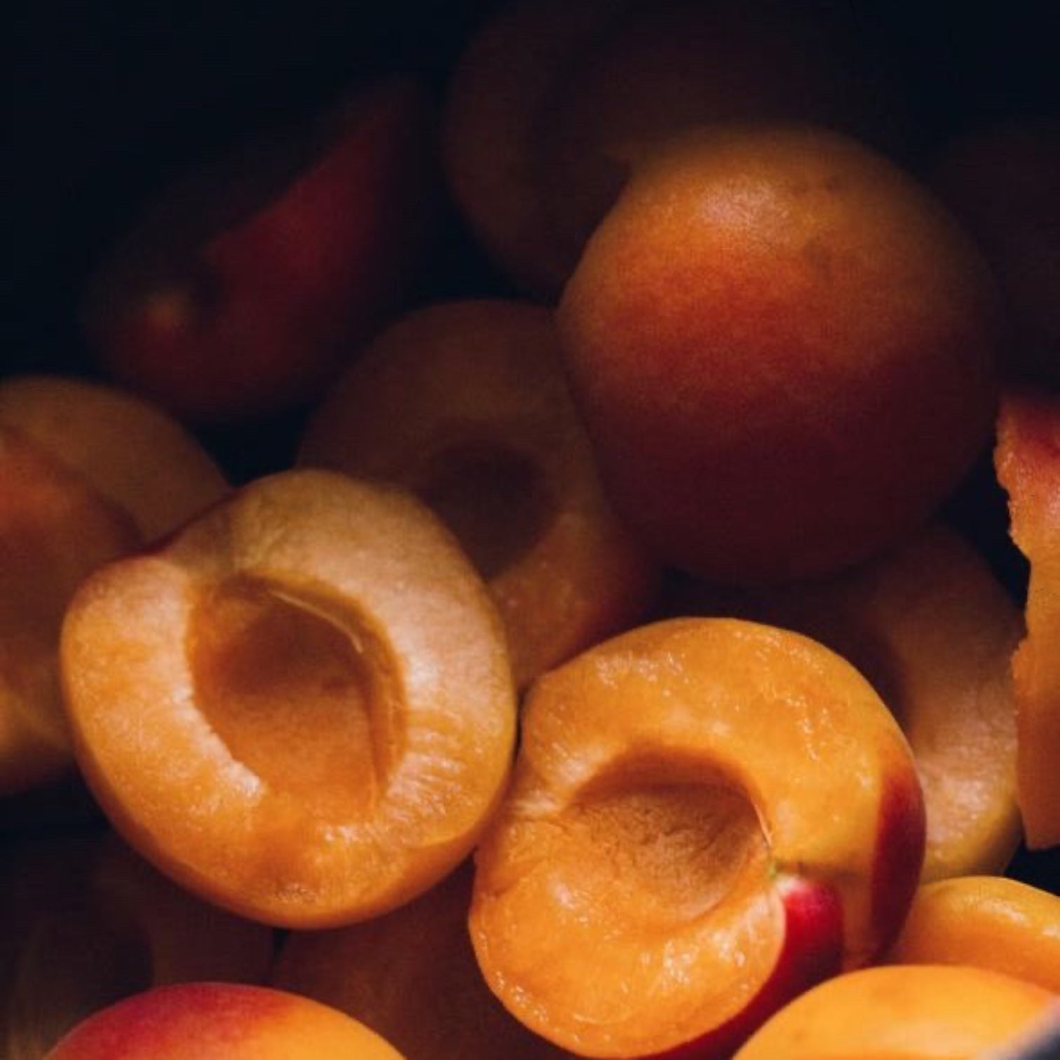 L'Arbre de paix Douceur d'Abricot signature oil featuring fresh, juicy orange apricots in a close-up shot